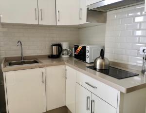 Kuchyňa alebo kuchynka v ubytovaní Guajara Modern Studio