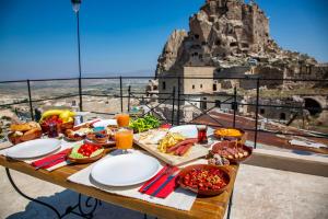 einen Tisch mit Tellern aus Essen auf einem Berg in der Unterkunft ikarus Cappadocia Hotel in Uchisar