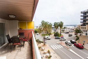 デニアにあるEnviable Location at Port Denia - Walk to Marineta Casiana Beachの市街の景色を望むアパートメントバルコニー