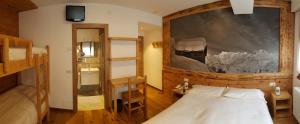 Двухъярусная кровать или двухъярусные кровати в номере Albergo Soldanella