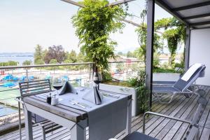 Rõdu või terrass majutusasutuses Marina Lachen