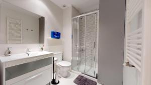 A bathroom at Pozo by clabao