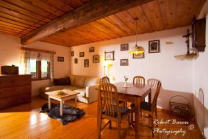 una sala de estar con una mesa y un sofá en Domačija Koklej - Apartments Vintage Vacation, en Luče