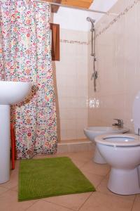 a bathroom with a toilet and a sink and a shower at Ca Bonita in Sal Rei