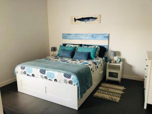 A bed or beds in a room at Beach Life