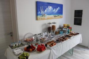 una mesa con un buffet de comida. en B&B Selene, en San Vito lo Capo