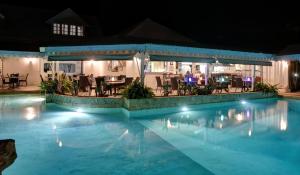 Bazén v ubytování Hostellerie des châteaux nebo v jeho okolí