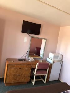a room with a desk with a computer and a mirror at Payette Motel in Payette
