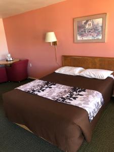 a hotel room with two beds in a room at Payette Motel in Payette