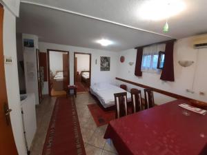 Cette chambre comprend un lit, une table et des chaises. dans l'établissement Apartmani Perovic, à Sokobanja