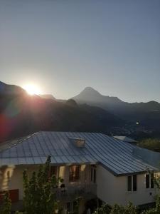Pemandangan gunung umum atau pemandangan gunung yang diambil dari hotel
