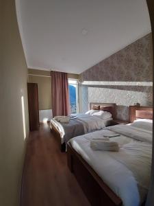 Habitación de hotel con 2 camas y ventana en Sky Star en Kazbegi