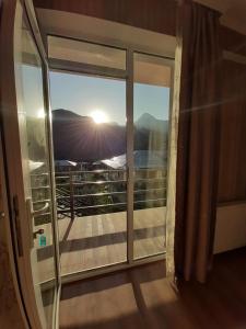 卡茲別吉的住宿－Sky Star，从阳台的窗户欣赏日落美景