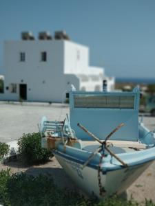 a blue boat sitting on top of a beach at The Fisherman's House in Akrotiri