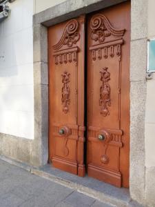 parę drewnianych drzwi na budynku w obiekcie Pension La Corredera w mieście Tui