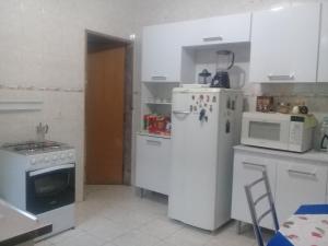 Virtuvė arba virtuvėlė apgyvendinimo įstaigoje Acomodação em Interlagos