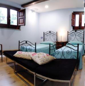 two twin beds in a room with at NICE mini House - tra l'Etna Catania Taormina e il Mare in Trecastagni