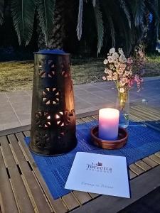 una vela sentada en una mesa con una servilleta azul en La Torretta, en Piombino