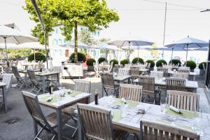 Restoran või mõni muu söögikoht majutusasutuses Marina Lachen