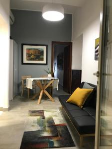 ein Wohnzimmer mit einem Sofa und einem Tisch in der Unterkunft Casitta in Mascali