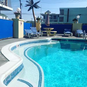 a swimming pool with blue water in a hotel at North Wind Motel in North Wildwood