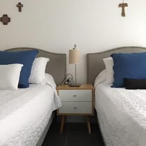 เตียงในห้องที่ HOTEL COLL OFICIAL - BRAGADO Provincia de Bs As