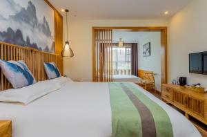 Postel nebo postele na pokoji v ubytování Riverside Inn Guilin Central