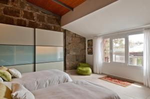 インヘニオにあるParralito by VillaGranCanariaのベッドルーム1室(ベッド2台、窓付)