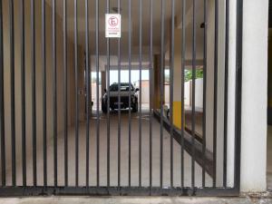 ein Auto parkt auf einem Parkplatz hinter einem Tor in der Unterkunft Departamento Colon Entre Rios in Colón