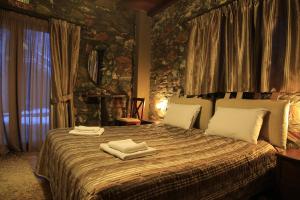 een slaapkamer met een bed met handdoeken erop bij Remos Villas in Agios Pavlos