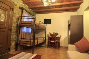 een woonkamer met een stapelbed en een tafel bij Remos Villas in Agios Pavlos