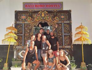 ジンバランにあるBali Bobo Hostelの門前の人姿 +37枚の写真