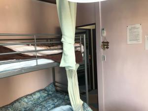 Łóżko piętrowe w pokoju z lustrem w obiekcie Miyuki House Hostel 1 w mieście Kashiwa