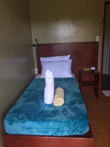 ein Bett mit zwei Rollen Papierhandtüchern drauf in der Unterkunft Cherrys @ Home Too Inland Resort in Panglao