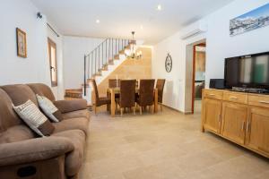 a living room with a couch and a dining room at Casa López in Alcudia