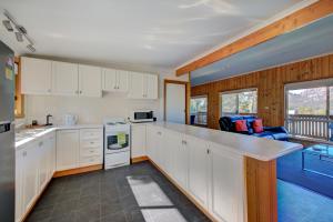 A kitchen or kitchenette at Freycinet Sanctuary 4