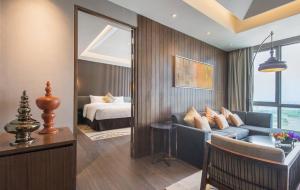 Uma cama ou camas num quarto em Sedona Hotel Yangon