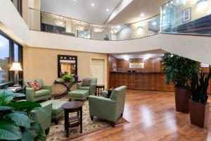 um grande átrio com cadeiras e uma sala de espera em Baymont by Wyndham Knoxville/Cedar Bluff em Knoxville