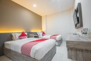 Ein Bett oder Betten in einem Zimmer der Unterkunft OYO 1487 Residence Khoe