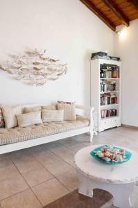 - un salon avec un canapé et une table dans l'établissement Ostria, à Agia Paraskevi