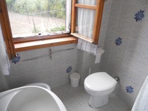 baño con aseo y lavabo y ventana en Il Vecchio Mandorlo, en Sirolo