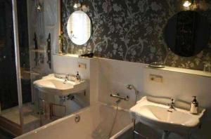 A bathroom at B&B The Baron