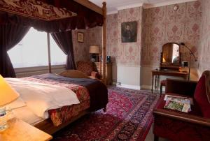 sypialnia z łóżkiem z baldachimem i lustrem w obiekcie B&B The Baron w Antwerpii