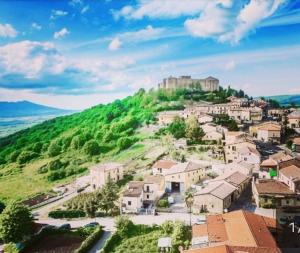 un pueblo en una colina con un castillo en la cima en B&B Portacastello, en Castel Lagopesole