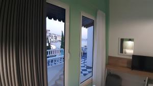 サランダにあるBistrica Hotelのバルコニーの景色を望む窓2つが備わる客室です。