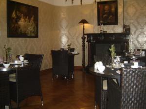 A restaurant or other place to eat at B&B The Baron
