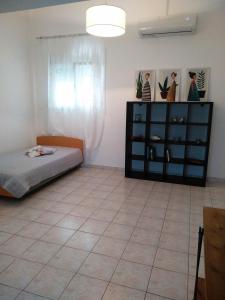 A bed or beds in a room at Pomegranate apartment