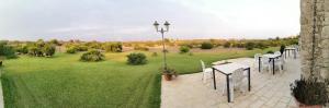 A garden outside B&B Al Tramonto Portopalo