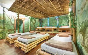 una camera con 4 letti e un murale di Angerhof Sport- u. Wellnesshotel a Sankt Englmar