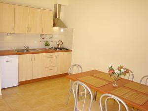 Kuchyňa alebo kuchynka v ubytovaní Apartamenty Pod Lipami